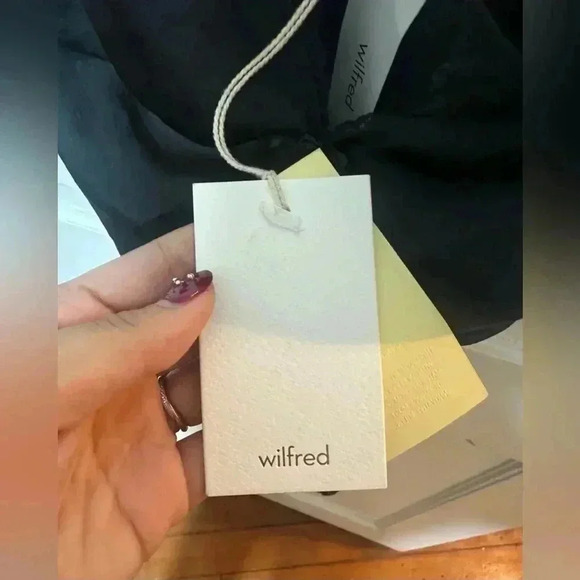 NWT Aritzia Wilfred Black Silky Satin Cami Tank - Picture 3 of 5